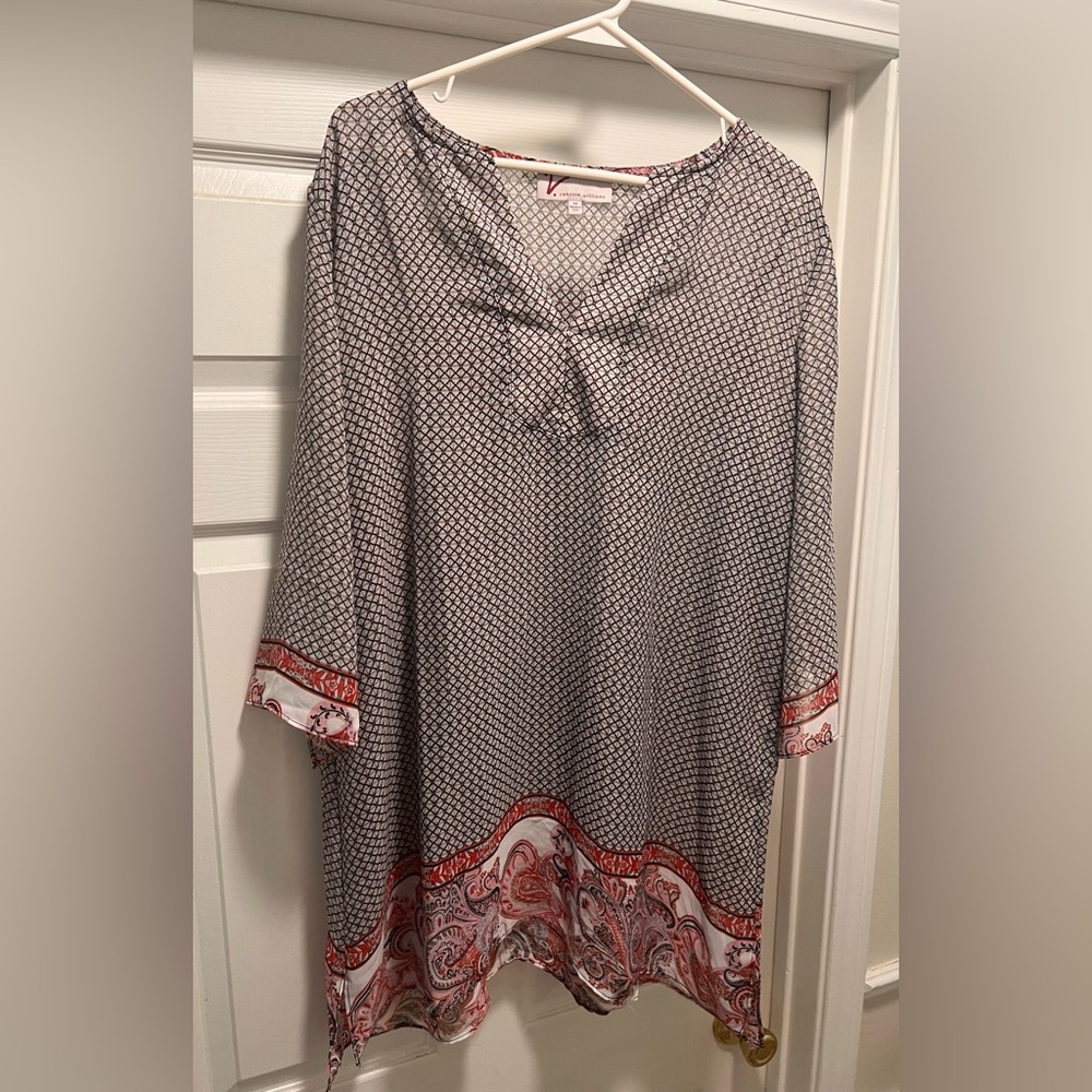 V By Vanessa Williams Women’s Patterned Tunic Top with Red Accents! Size 1X.